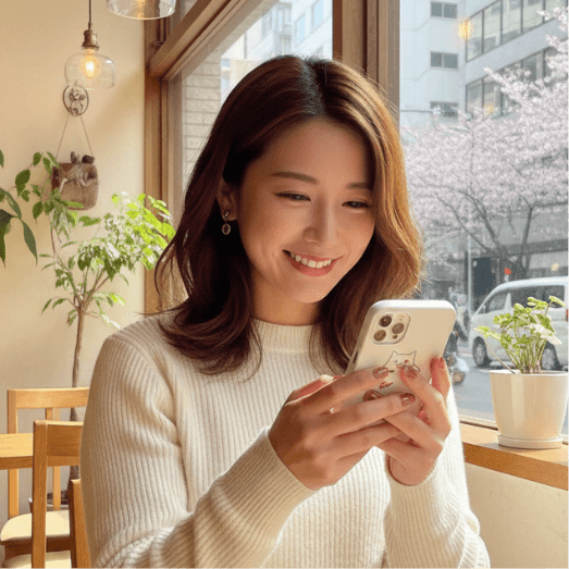スマホを見る女性
